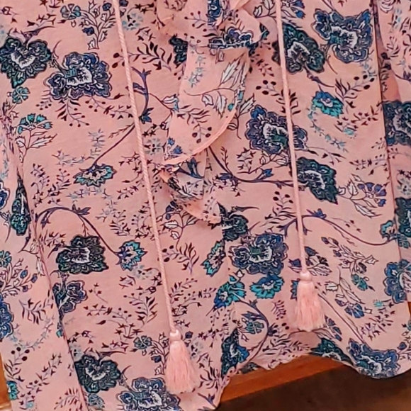 🆕️ Floral Ruffled V-Neck Pullover - Picture 7 of 7